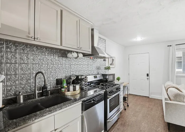 Apartment Tcu Gem - Stylish With King Bed & Full Kitchen *