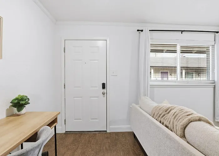 Apartment Tcu Gem - Stylish With King Bed & Full Kitchen *